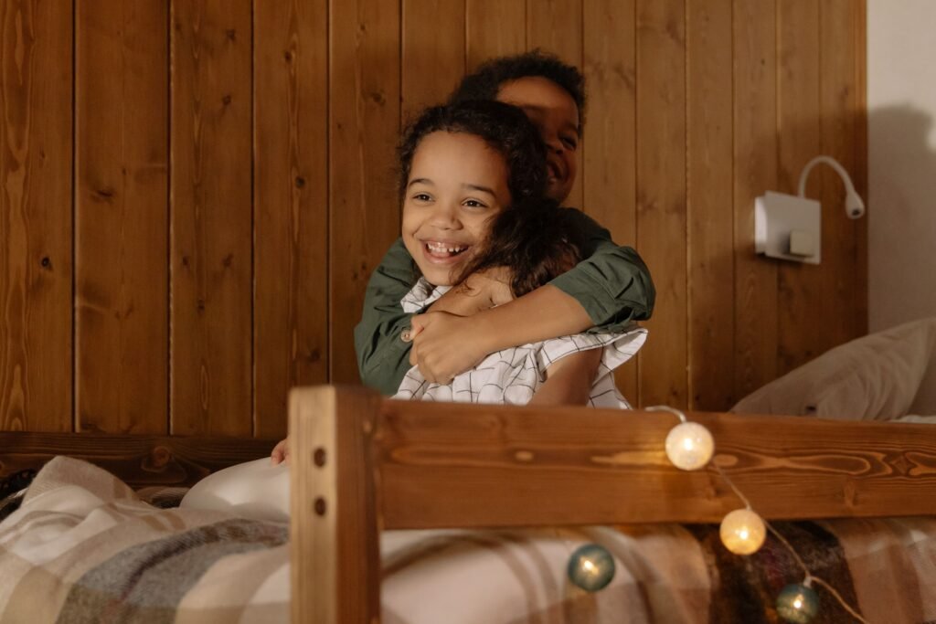 Dos hermanos pequeños compartiendo habitación con sus camas