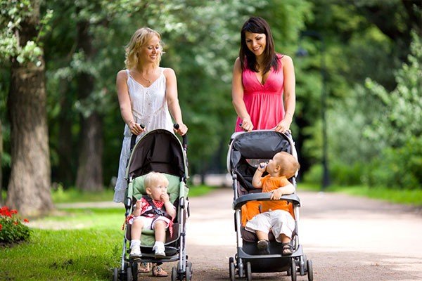 paseo de madres con carritos baratos