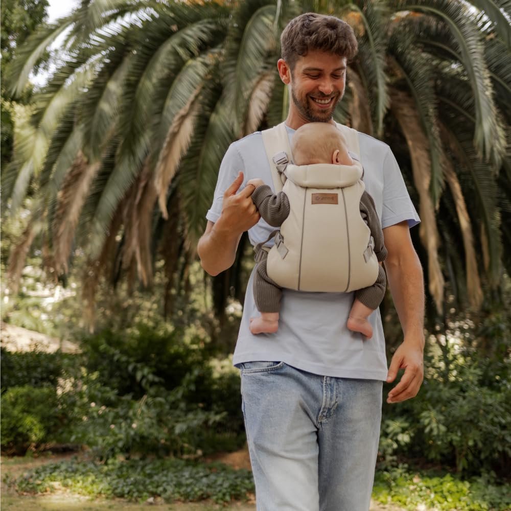 padre con mochila pasando bebe