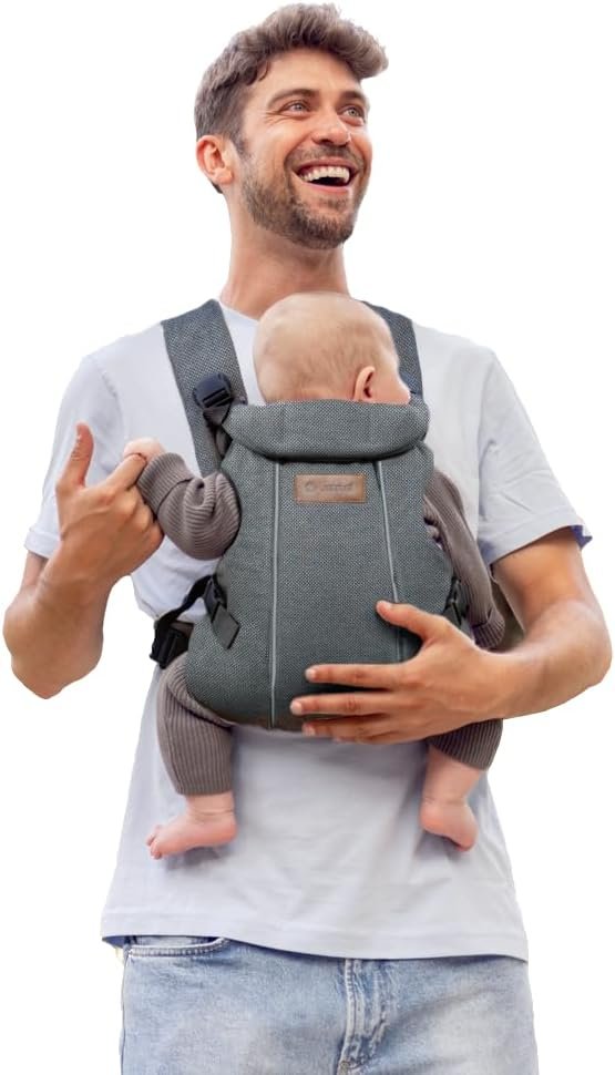 papa porteando bebe con mochila