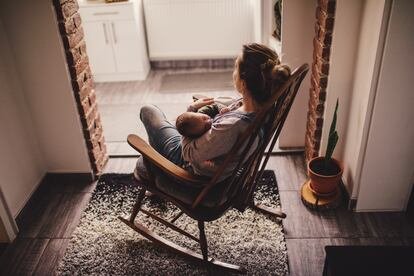 madre meciendo bebe en los primeros días en casa