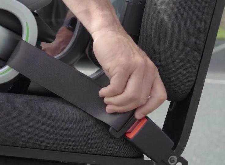 instalación silla bebe en coche con cinturón de seguridad