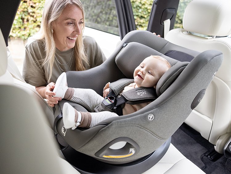 como ajustar correctamente los arneses de la silla de bebe para el coche